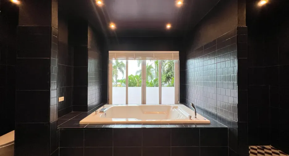For rent and for sale 4 bedrooms house in Bang Lamung, Chonburi