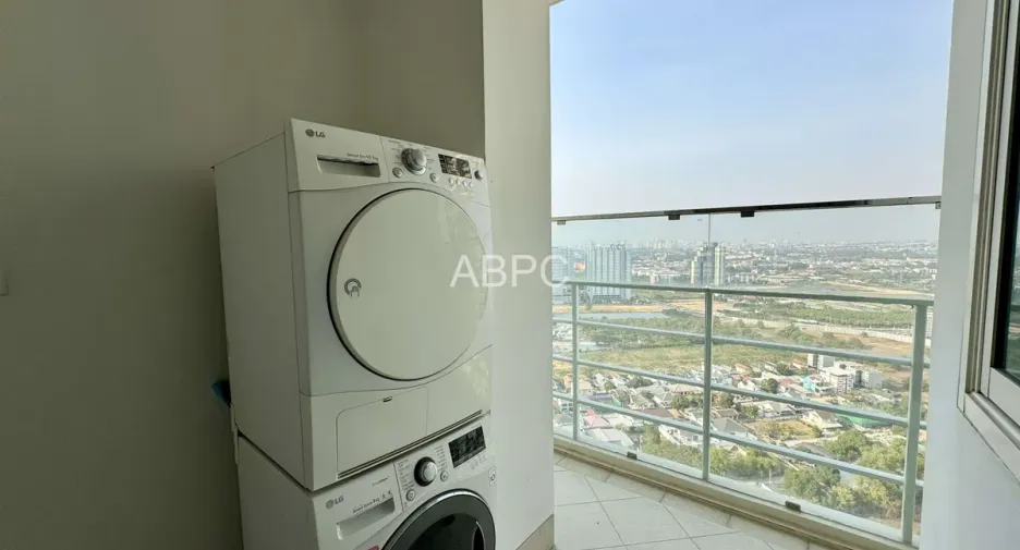 Аренда и продажа 4 спальни кондо в Йомтиен, Паттайя