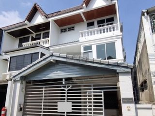 À vendre 4 chambres maison de ville à Chatuchak, Bangkok