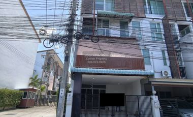 À vendre 4 chambres maison de ville à Pak Kret, Nonthaburi