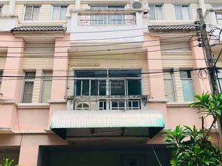 Casa adosada en venta de 4 habitaciones en Lat Phrao, Bangkok