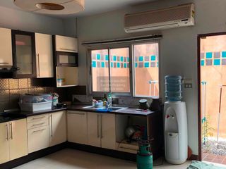 Casa adosada en venta de 4 habitaciones en Lat Phrao, Bangkok