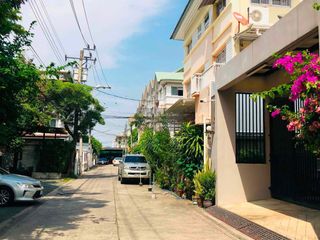 Casa adosada en venta de 4 habitaciones en Lat Phrao, Bangkok