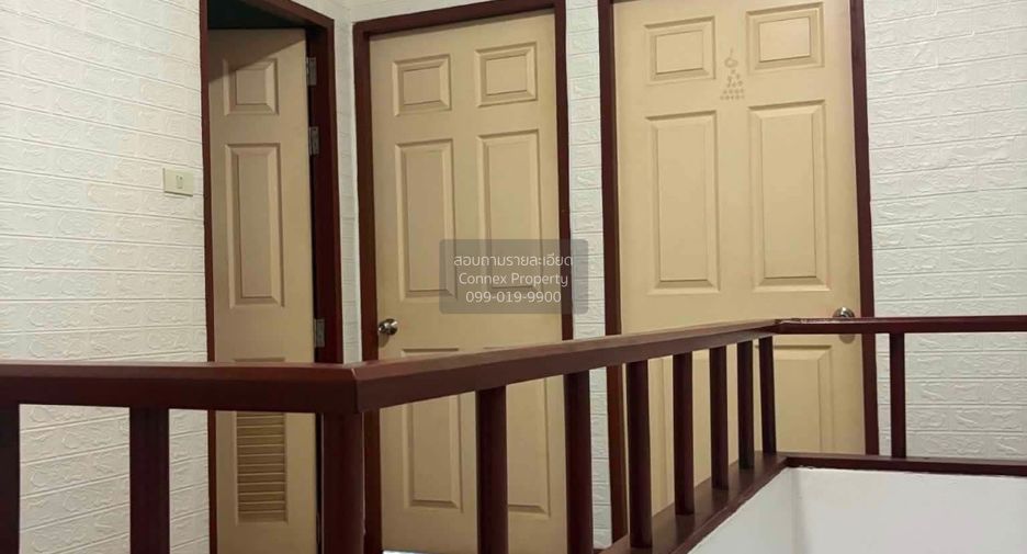 Casa adosada en venta de 4 habitaciones en Lat Phrao, Bangkok