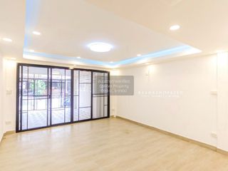 Casa adosada en venta de 2 habitaciones en Lat Phrao, Bangkok