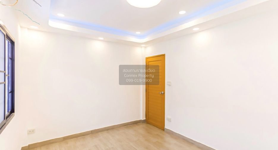 Casa adosada en venta de 2 habitaciones en Lat Phrao, Bangkok