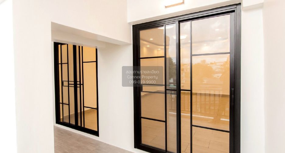 Casa adosada en venta de 4 habitaciones en Bang Kapi, Bangkok
