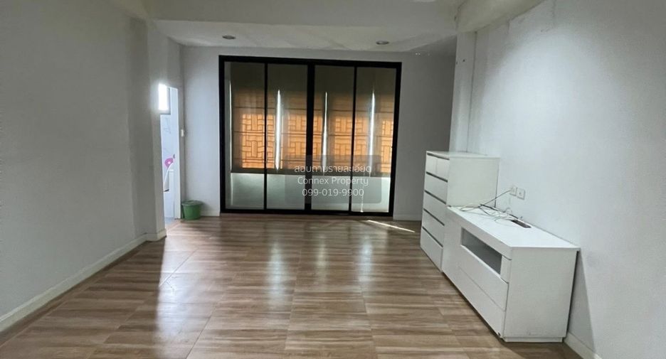 Casa adosada en venta de 4 habitaciones en Lam Luk Ka, Pathum Thani
