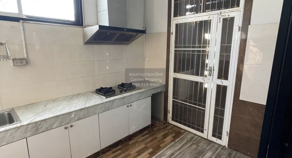 Casa adosada en venta de 4 habitaciones en Lam Luk Ka, Pathum Thani