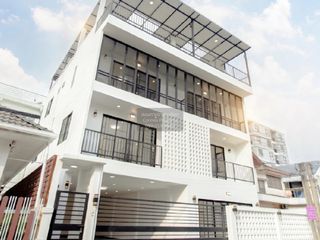 Casa en venta de 7 habitaciones en Huai Khwang, Bangkok