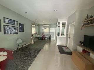 Casa adosada en venta de 4 habitaciones en Mueang Pathum Thani, Pathum Thani