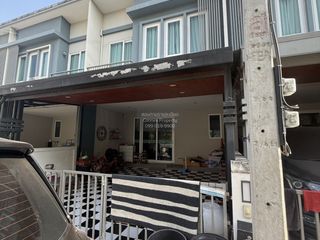 Casa adosada en venta de 4 habitaciones en Mueang Pathum Thani, Pathum Thani