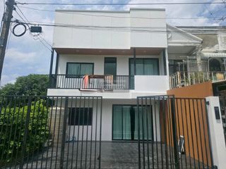 Reihenhaus zum Kauf mit 3 Zimmer in Phra Khanong, Bangkok
