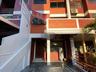 À vendre 4 chambres maison de ville à Din Daeng, Bangkok