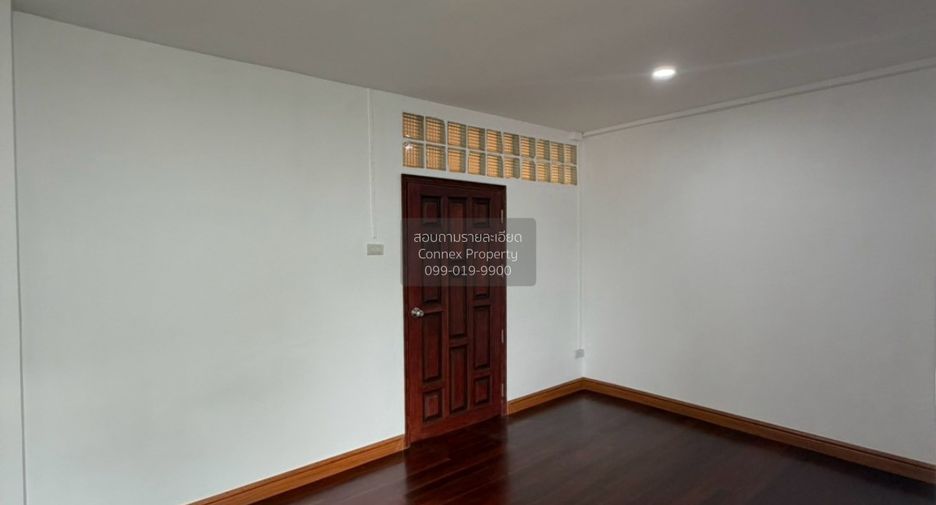 À vendre 4 chambres maison de ville à Din Daeng, Bangkok