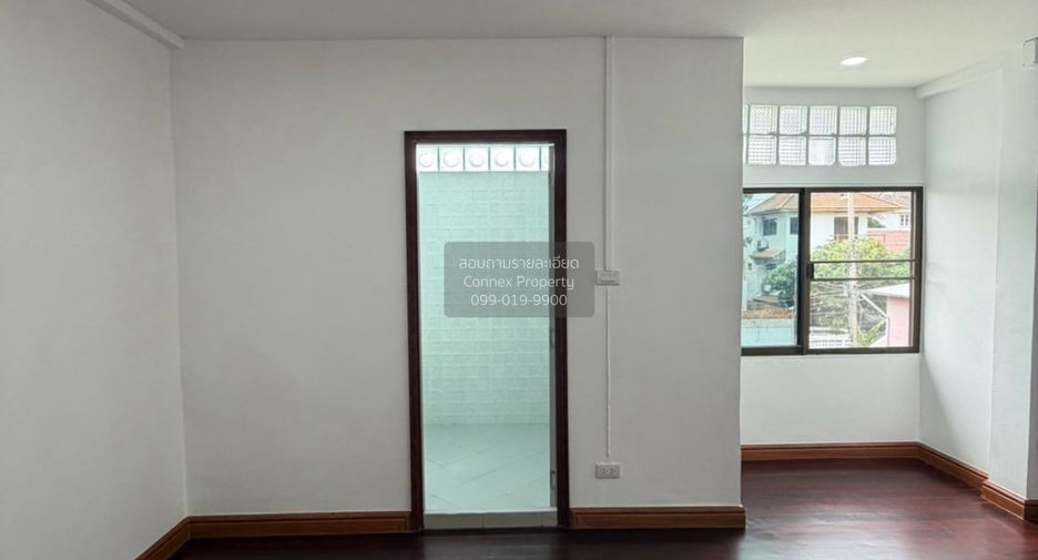 À vendre 4 chambres maison de ville à Din Daeng, Bangkok