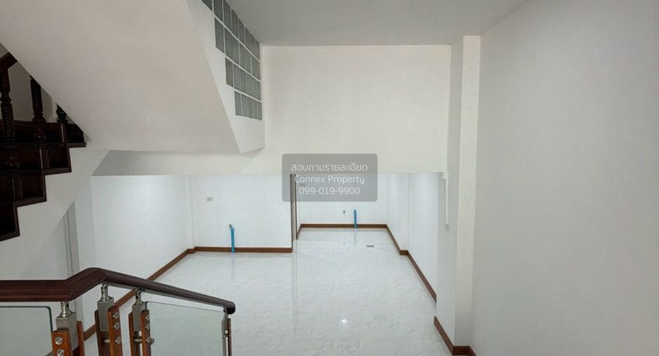 À vendre 4 chambres maison de ville à Din Daeng, Bangkok
