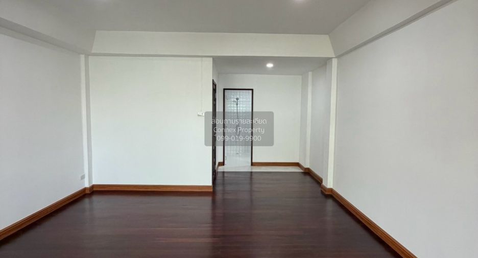À vendre 4 chambres maison de ville à Din Daeng, Bangkok