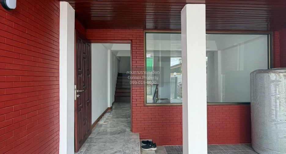À vendre 4 chambres maison de ville à Din Daeng, Bangkok