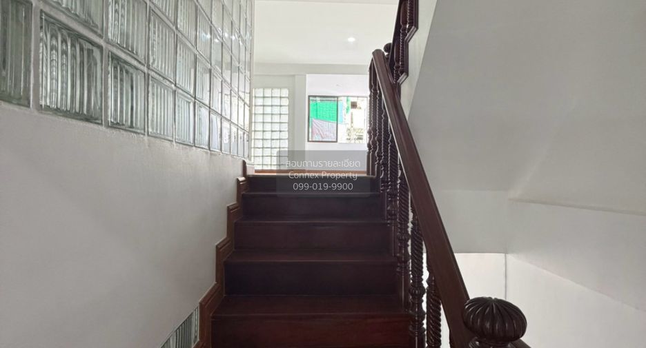 À vendre 4 chambres maison de ville à Din Daeng, Bangkok