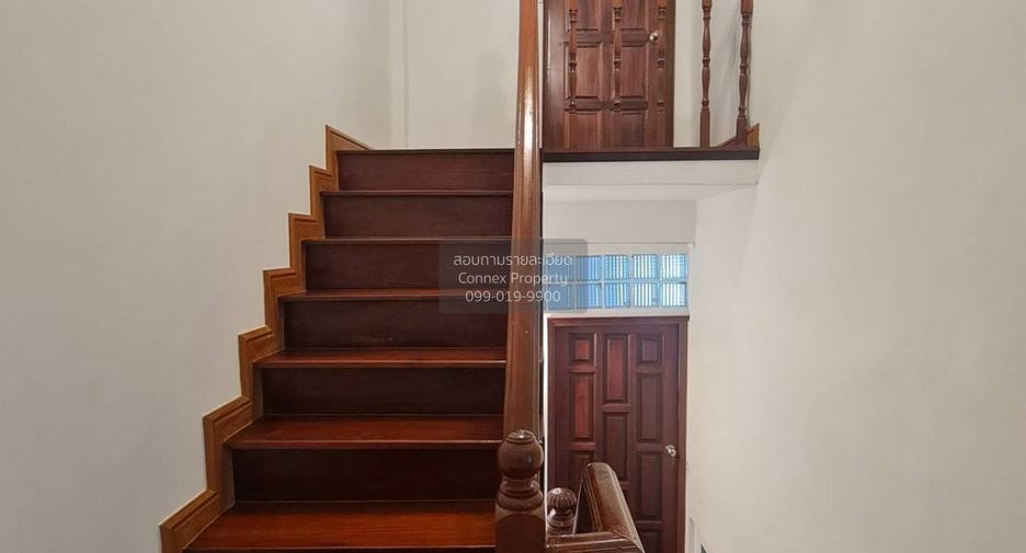 À vendre 4 chambres maison de ville à Din Daeng, Bangkok