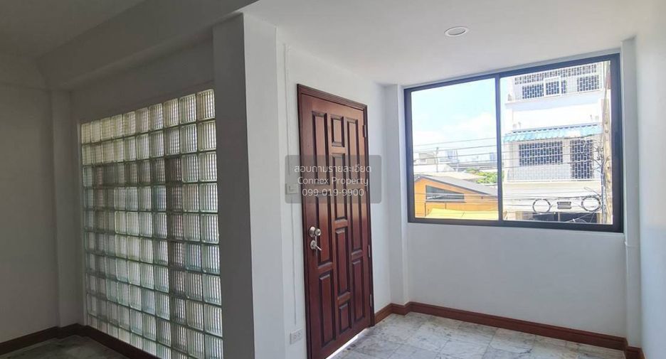 À vendre 4 chambres maison de ville à Din Daeng, Bangkok