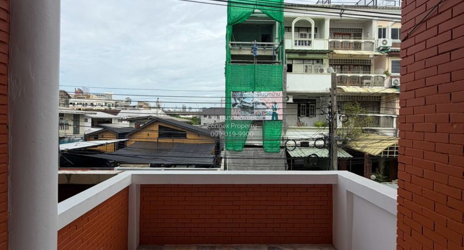 À vendre 4 chambres maison de ville à Din Daeng, Bangkok