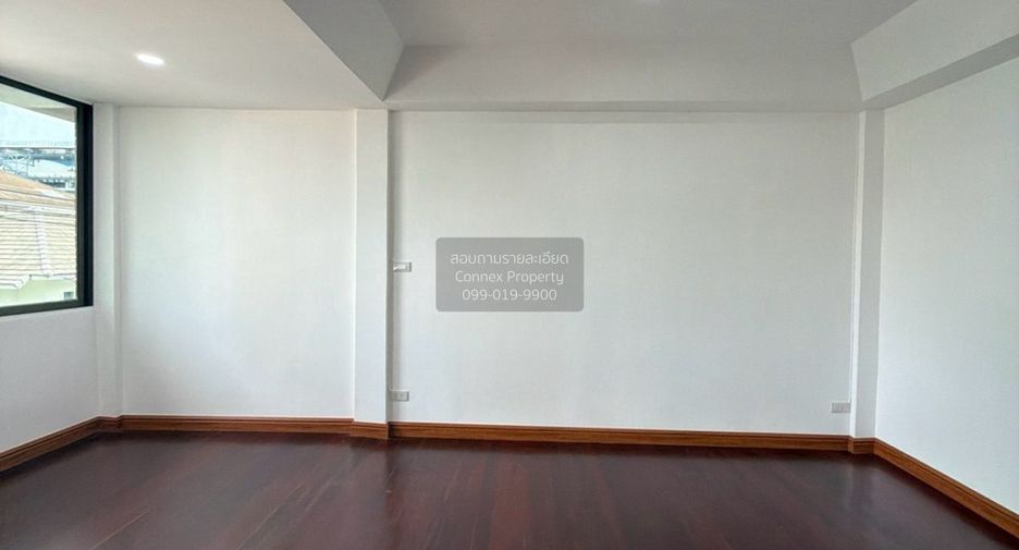 À vendre 4 chambres maison de ville à Din Daeng, Bangkok