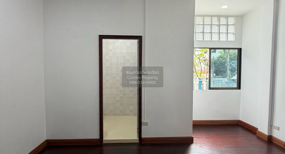 À vendre 4 chambres maison de ville à Din Daeng, Bangkok