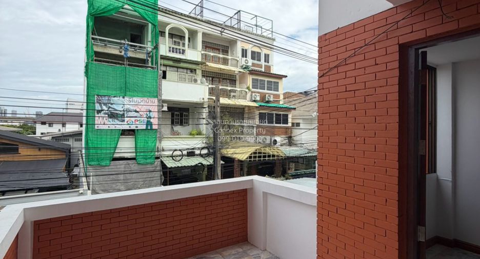 À vendre 4 chambres maison de ville à Din Daeng, Bangkok