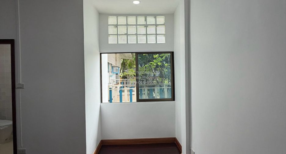 À vendre 4 chambres maison de ville à Din Daeng, Bangkok
