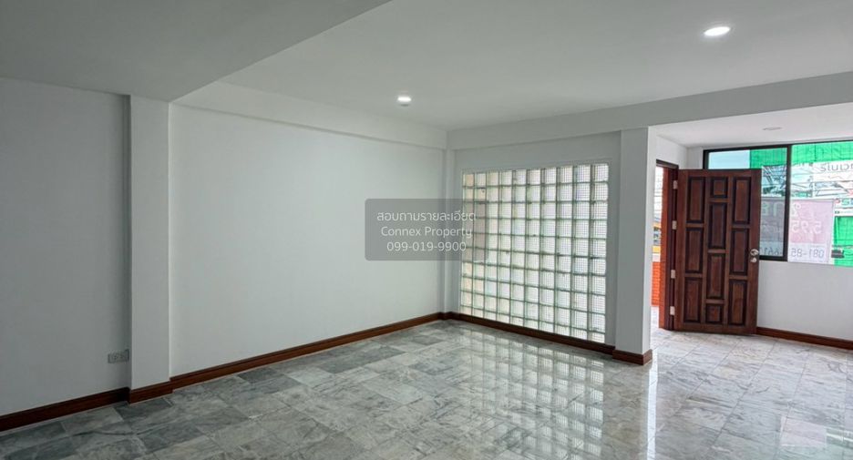 À vendre 4 chambres maison de ville à Din Daeng, Bangkok