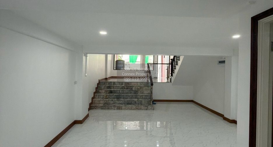 À vendre 4 chambres maison de ville à Din Daeng, Bangkok