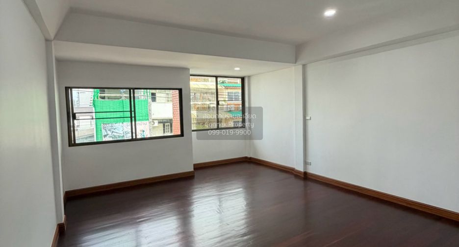 À vendre 4 chambres maison de ville à Din Daeng, Bangkok