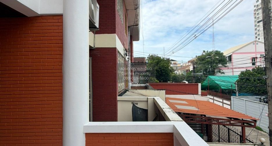 À vendre 4 chambres maison de ville à Din Daeng, Bangkok