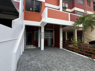 For sale 4 bedrooms townhouse in Din Daeng, Bangkok