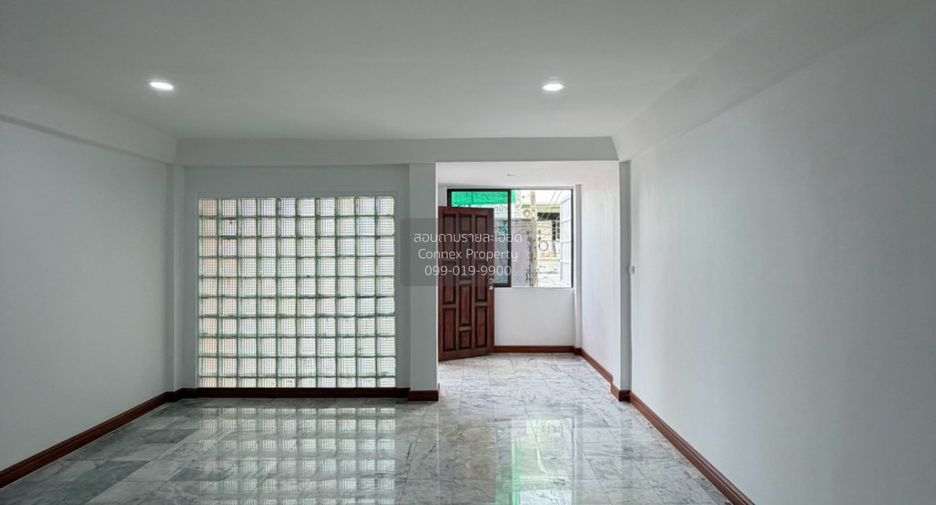 À vendre 4 chambres maison de ville à Din Daeng, Bangkok