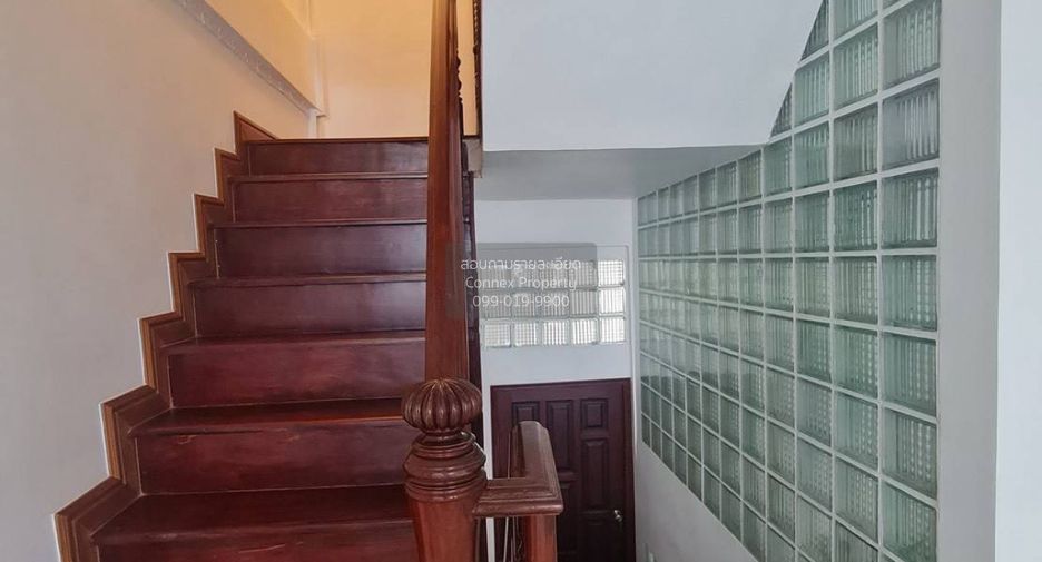 À vendre 4 chambres maison de ville à Din Daeng, Bangkok
