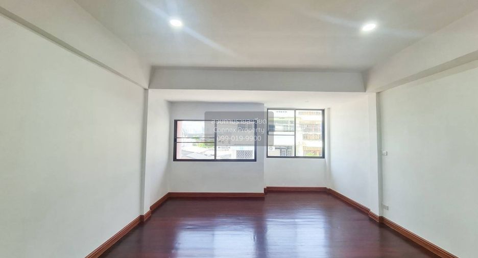 À vendre 4 chambres maison de ville à Din Daeng, Bangkok