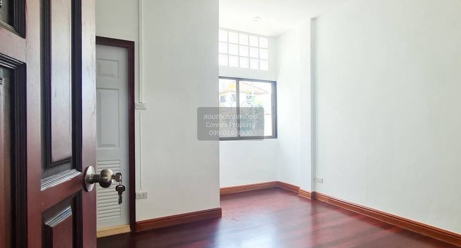À vendre 4 chambres maison de ville à Din Daeng, Bangkok