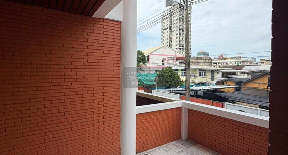 À vendre 4 chambres maison de ville à Din Daeng, Bangkok