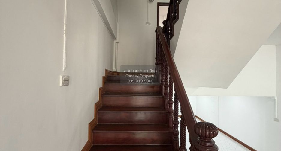 À vendre 4 chambres maison de ville à Din Daeng, Bangkok