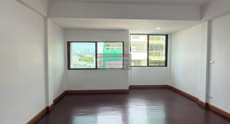 À vendre 4 chambres maison de ville à Din Daeng, Bangkok