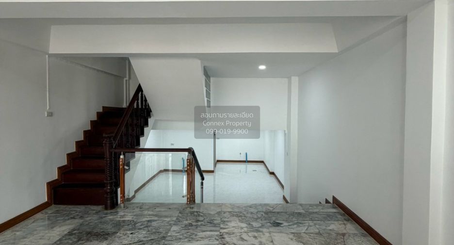 À vendre 4 chambres maison de ville à Din Daeng, Bangkok