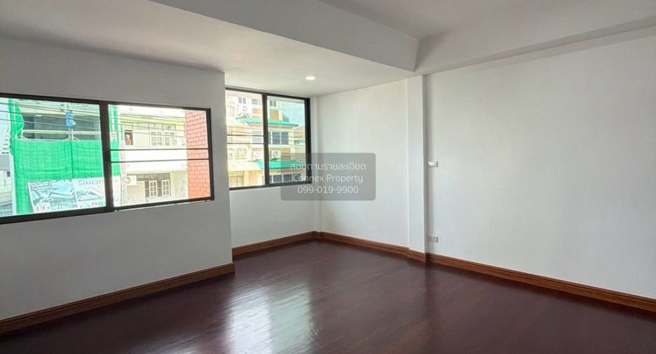 À vendre 4 chambres maison de ville à Din Daeng, Bangkok