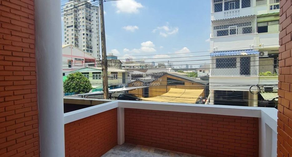 À vendre 4 chambres maison de ville à Din Daeng, Bangkok