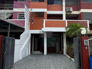 For sale 4 bedrooms townhouse in Din Daeng, Bangkok
