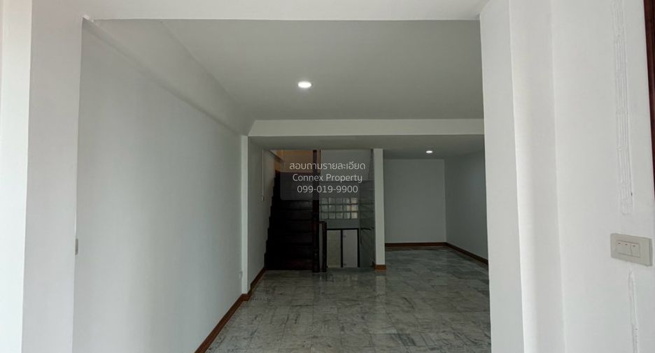 À vendre 4 chambres maison de ville à Din Daeng, Bangkok