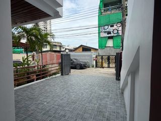 For sale 4 bedrooms townhouse in Din Daeng, Bangkok