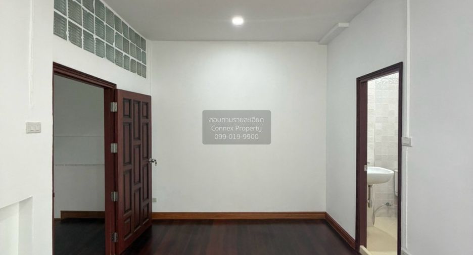 À vendre 4 chambres maison de ville à Din Daeng, Bangkok